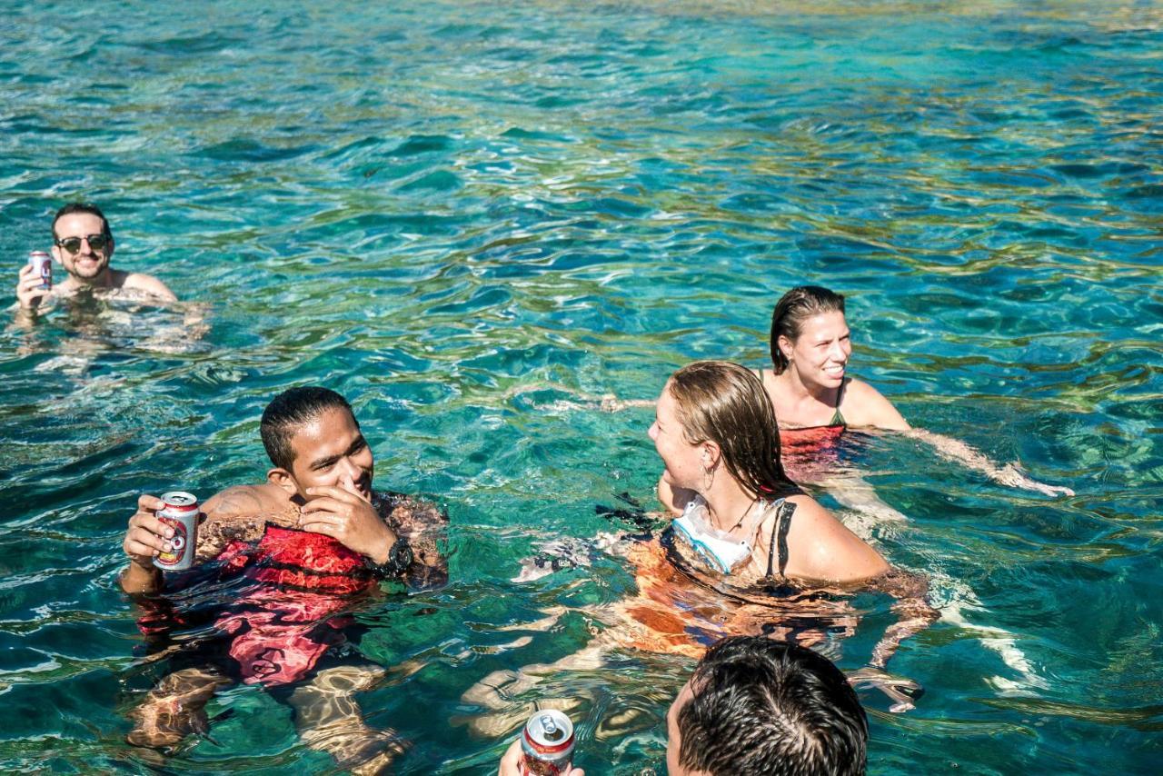 Slumber Party Hostel Phuket ภายนอก รูปภาพ